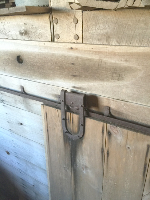 04-barn-door-with-hardware